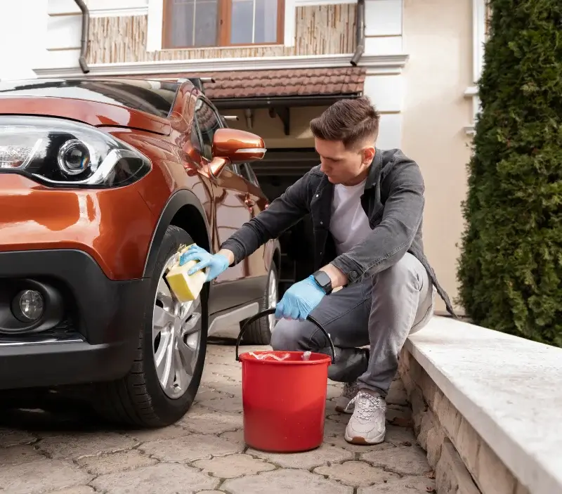 Lavage auto à domicile Brion-près-Thouet : professionnel intervenant sur un véhicule